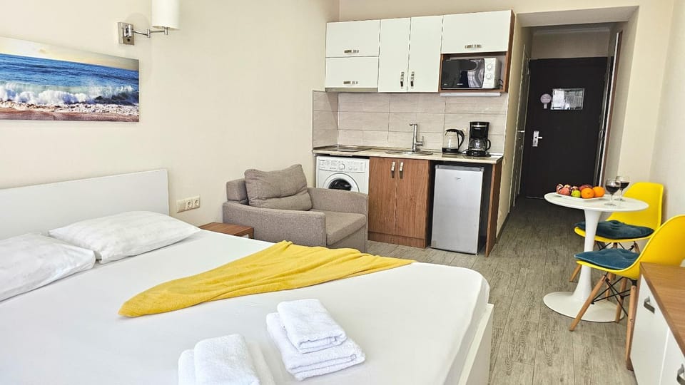 Bed, Coffee/tea facilities, Kitchen or kitchenette, Living room, Photo of the whole room, Seating area, Dining area, Bedroom, stove