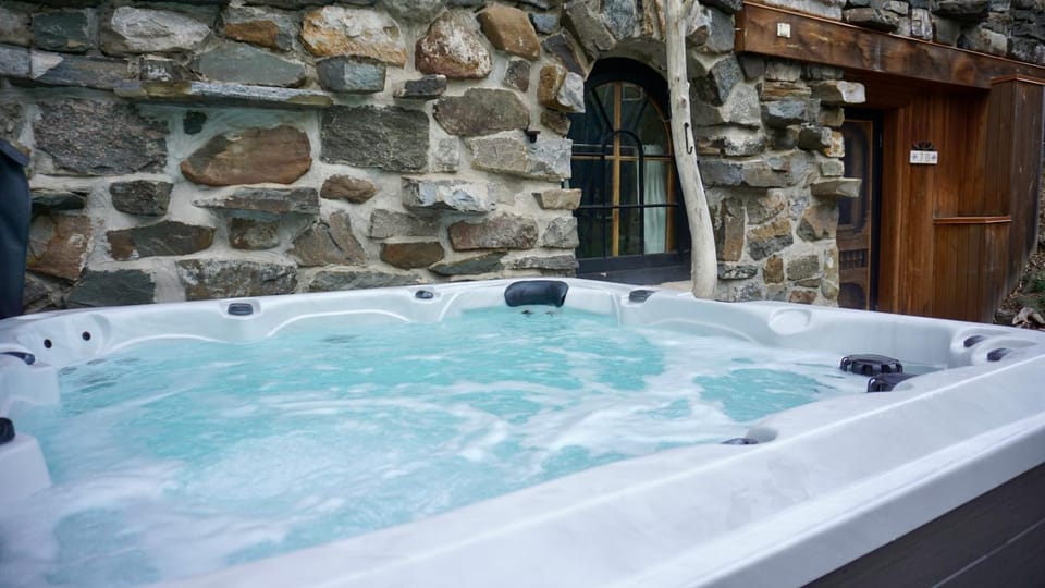 Chalet Le Vieil Âtre - Rustic & cozy chalet avec spa Chalet in Saint-Jean-Port-Joli