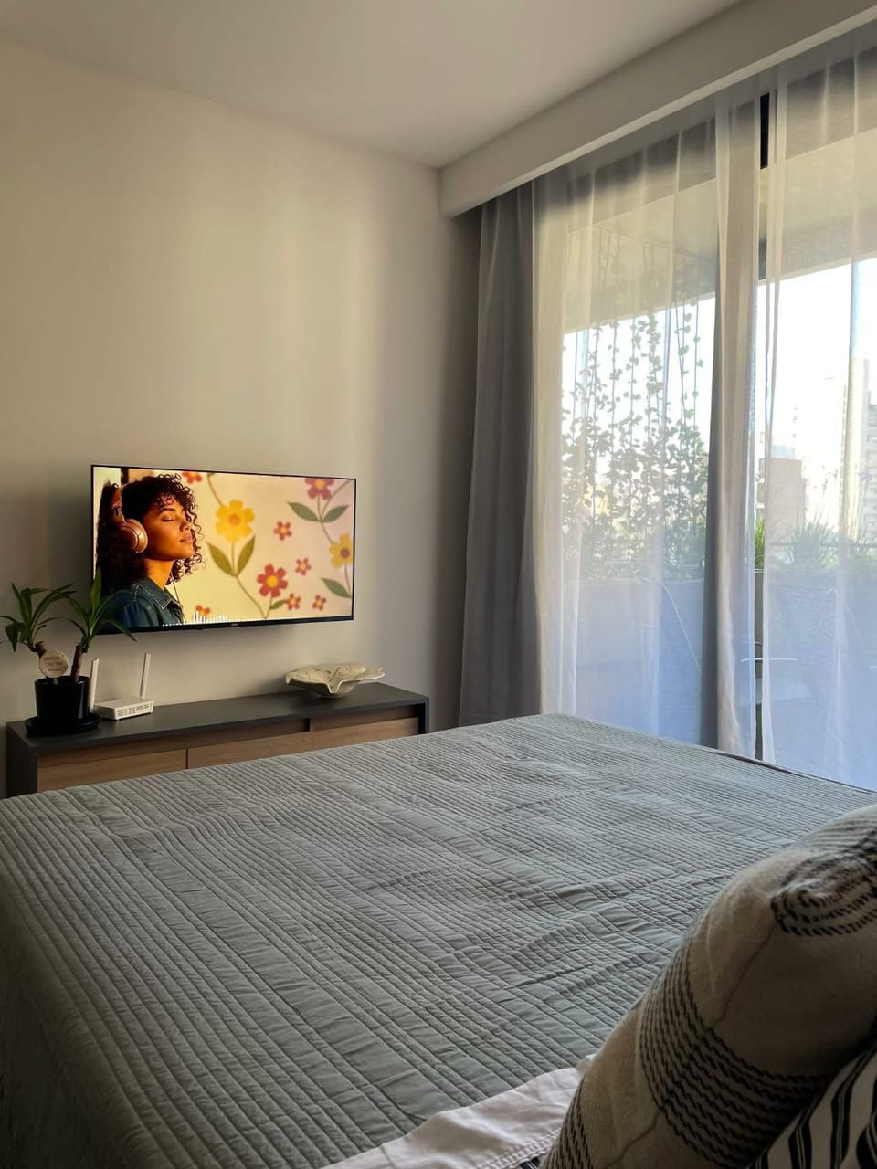 Bed, TV and multimedia, Bedroom