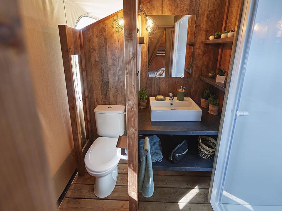 Cabane 34m² avec terrasse sur pilotis, 2 chambres, cuisine équipée - API-1-52-1497 Campground/ 
RV Resort in Provence-Alpes-Côte d'Azur