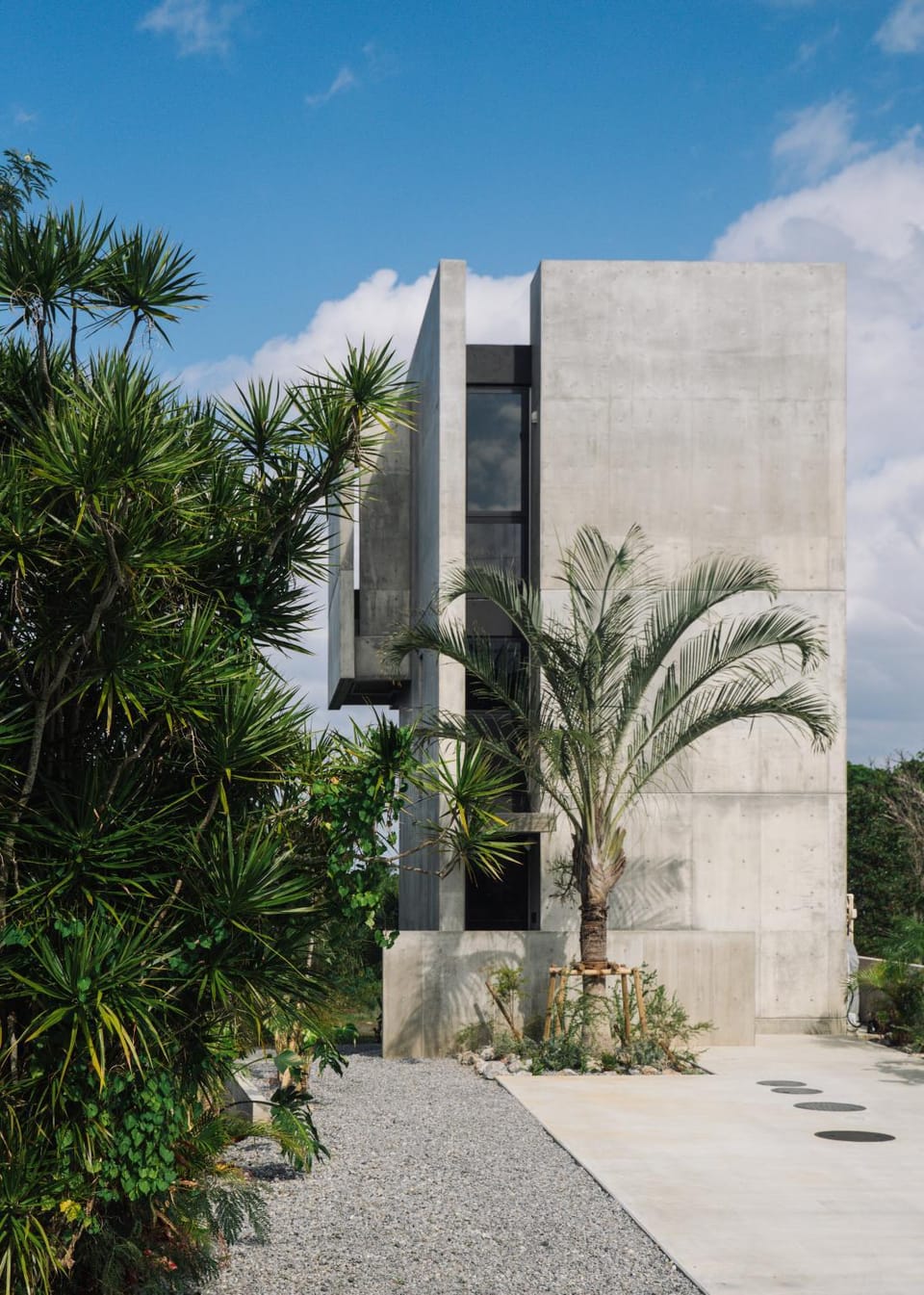 Property building, Facade/entrance, Day, Garden, Garden view