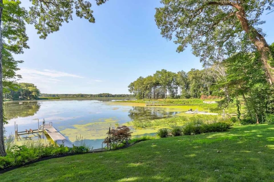 The SaugaBuck House - River Front Lux Home with Hot Tub - Family Friendly House in Saugatuck