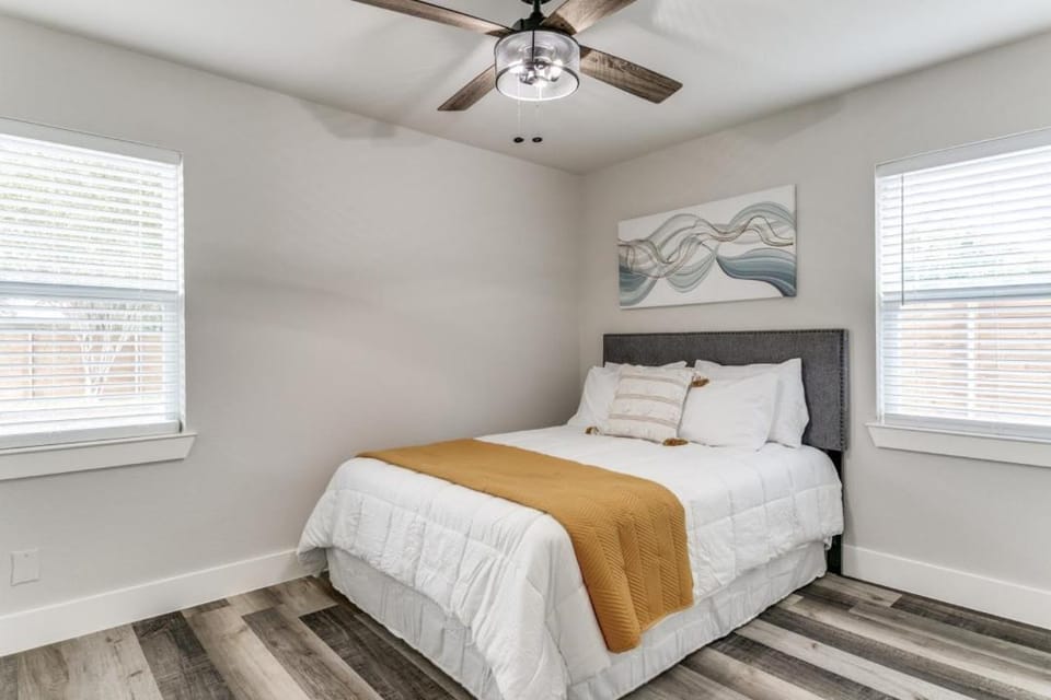 Stunning Modern Contemporary4BR Home Near Galleria House in Farmers Branch
