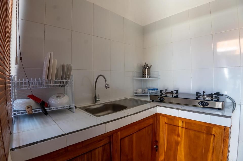 Kitchen or kitchenette, dishwasher, stove