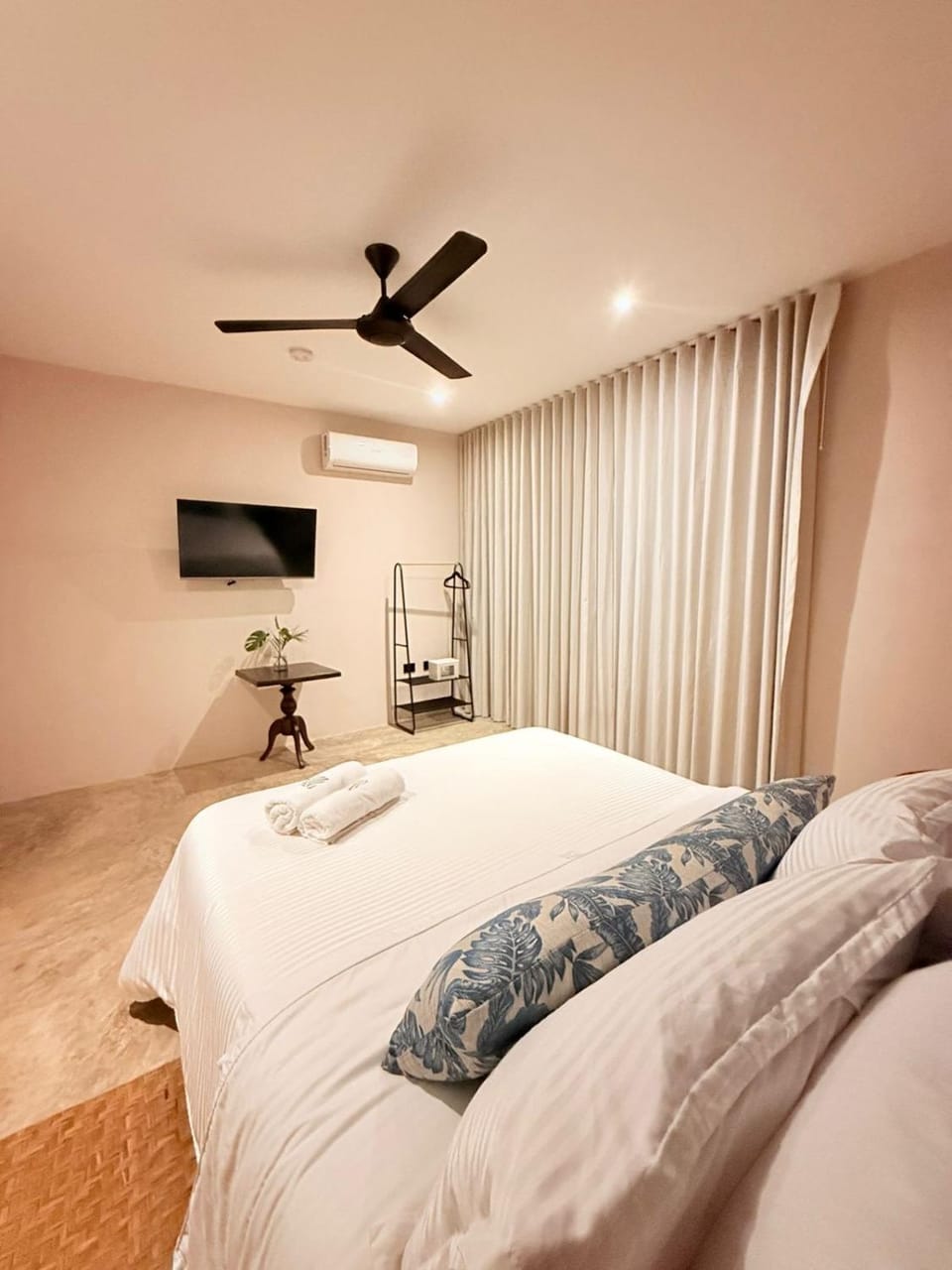 Bed, TV and multimedia, Photo of the whole room, Bedroom, air conditioner
