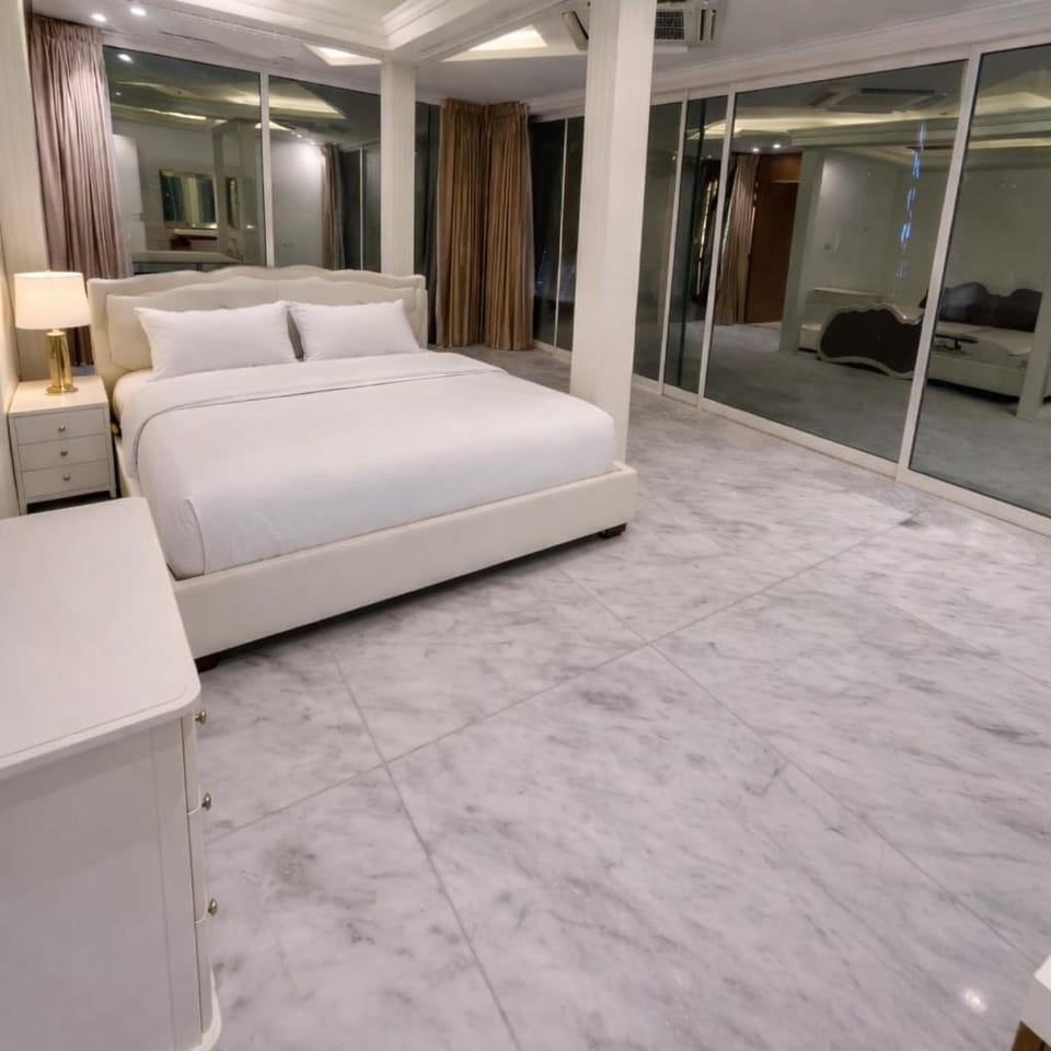 Penthouse with panoramic water-view Ultra-luxury Apartment in Dubai