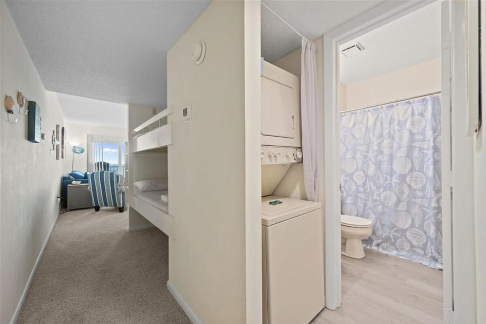 Sunrise Suite- Wake to Sunrises, Beach and Pool! Apartment in North Topsail Beach