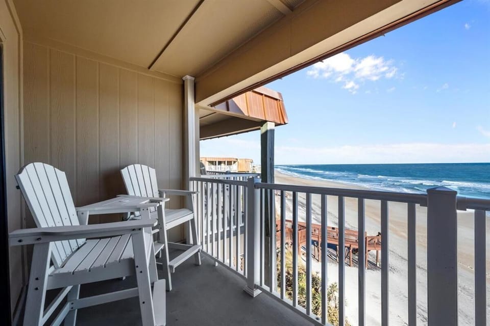 Sunrise Suite- Wake to Sunrises, Beach and Pool! Apartment in North Topsail Beach