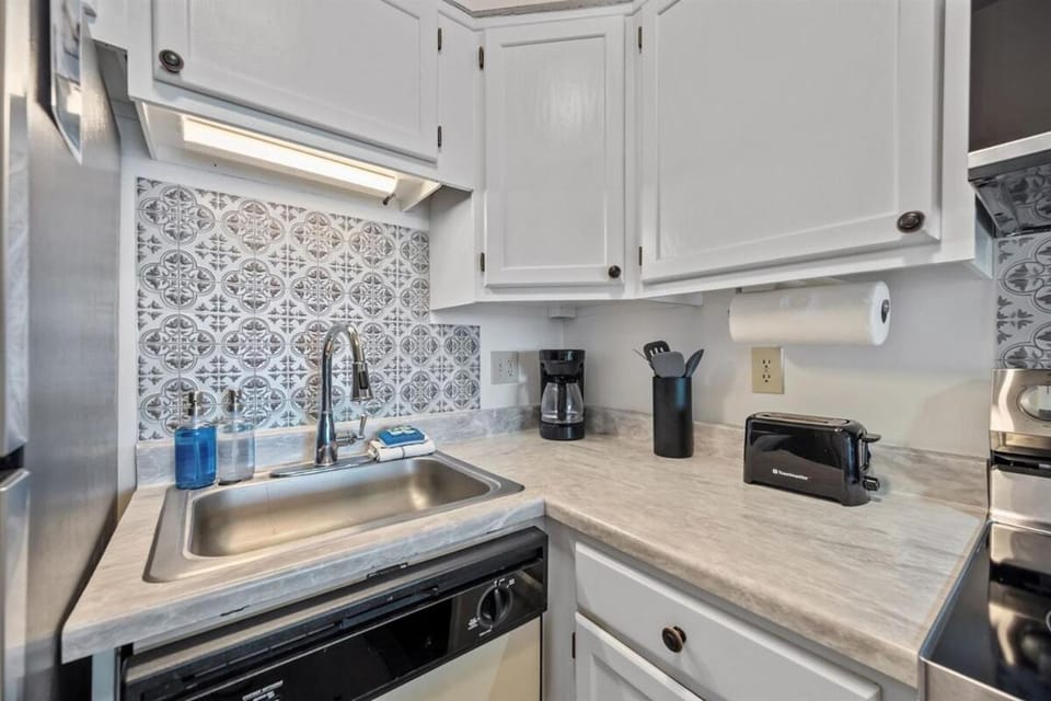 Sunrise Suite- Wake to Sunrises, Beach and Pool! Apartment in North Topsail Beach
