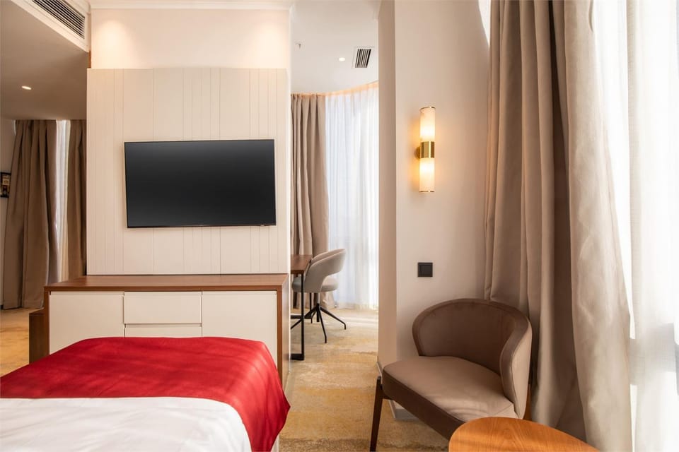 Bed, TV and multimedia, Bedroom
