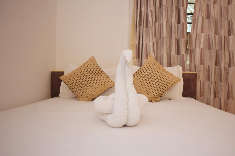 Bed, Bedroom, towels