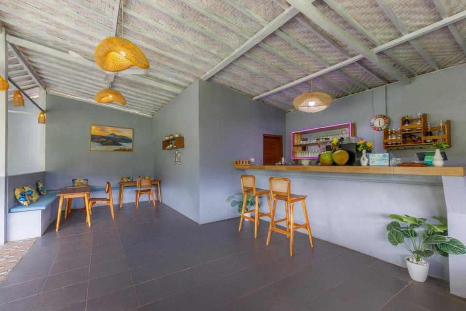 Restaurant/places to eat, Lounge or bar