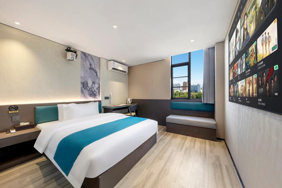 Bed, TV and multimedia, Photo of the whole room