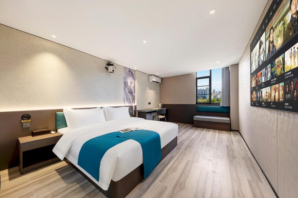 Bed, TV and multimedia, Photo of the whole room, Seating area