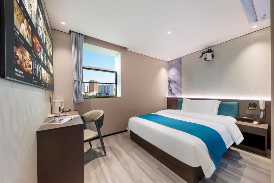 Bed, TV and multimedia, Photo of the whole room