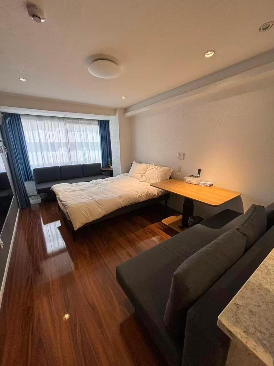 Bed, TV and multimedia, Living room, Photo of the whole room, Seating area, Bedroom