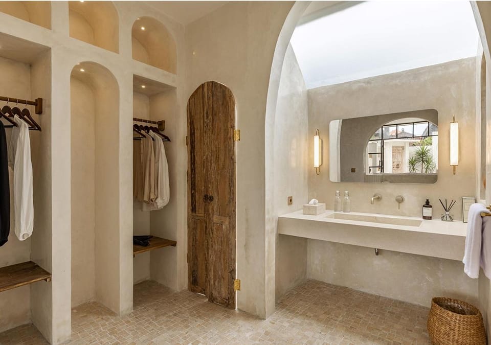 Bathroom, towels, wardrobe