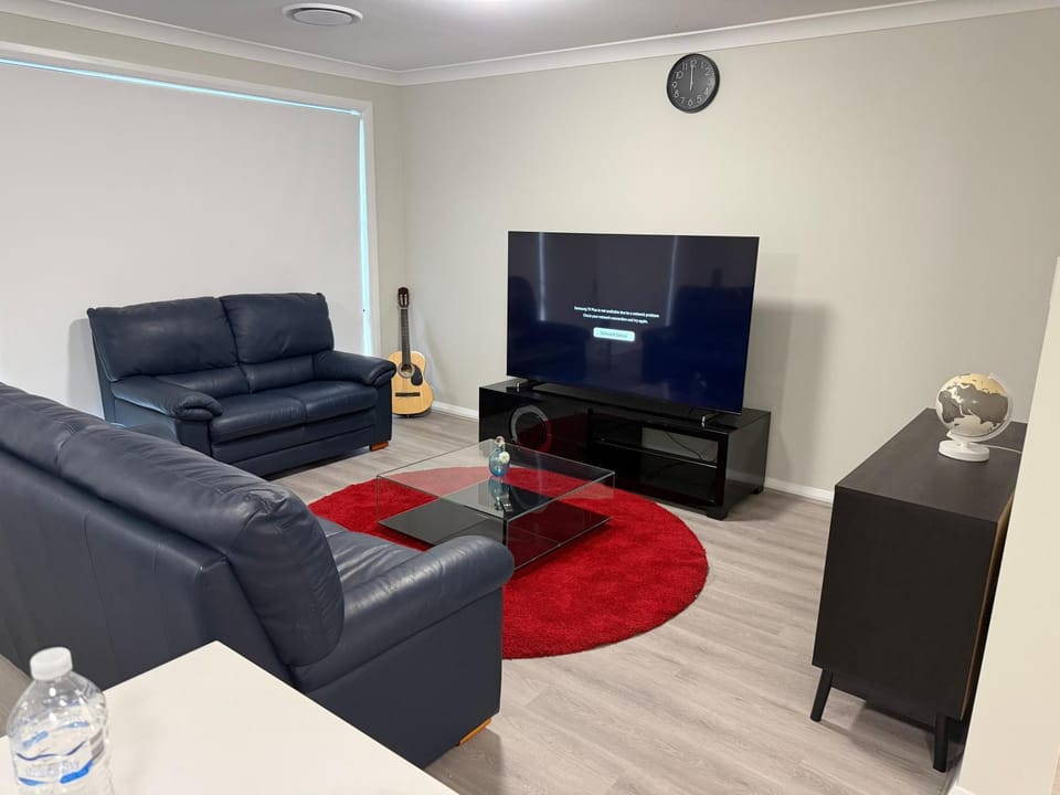 Communal lounge/ TV room, TV and multimedia, Living room, Seating area, Evening entertainment