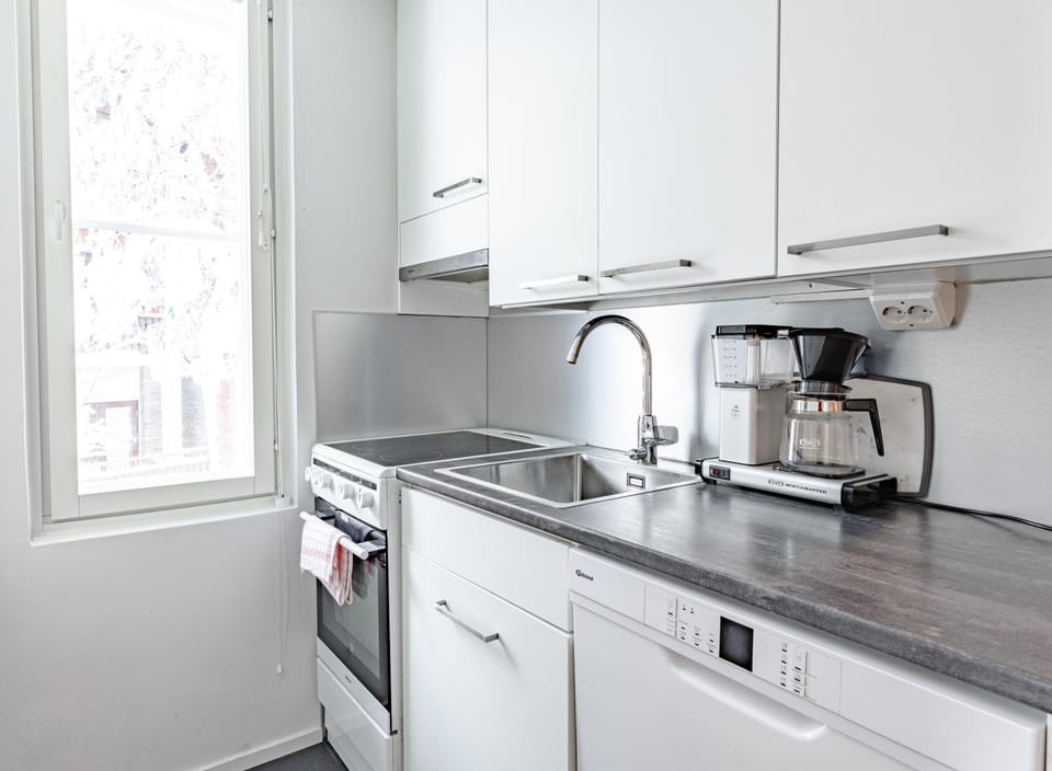 Coffee/tea facilities, Kitchen or kitchenette, dishwasher, oven, stove, kitchen