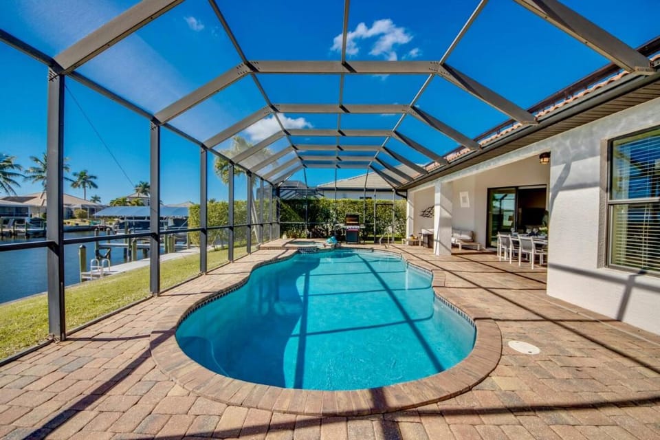 CoralVilla Destiny - spacious, pool, spa and gulf access House in Cape Coral