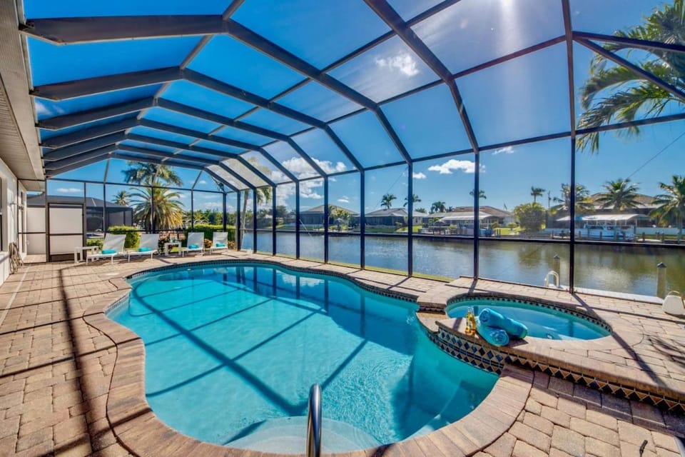 CoralVilla Destiny - spacious, pool, spa and gulf access House in Cape Coral