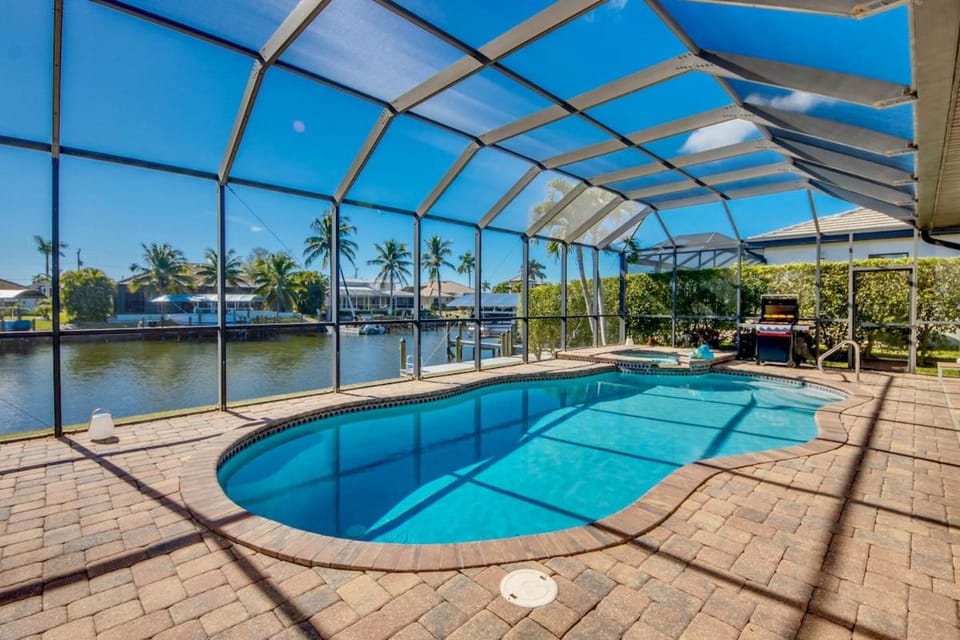 CoralVilla Destiny - spacious, pool, spa and gulf access House in Cape Coral
