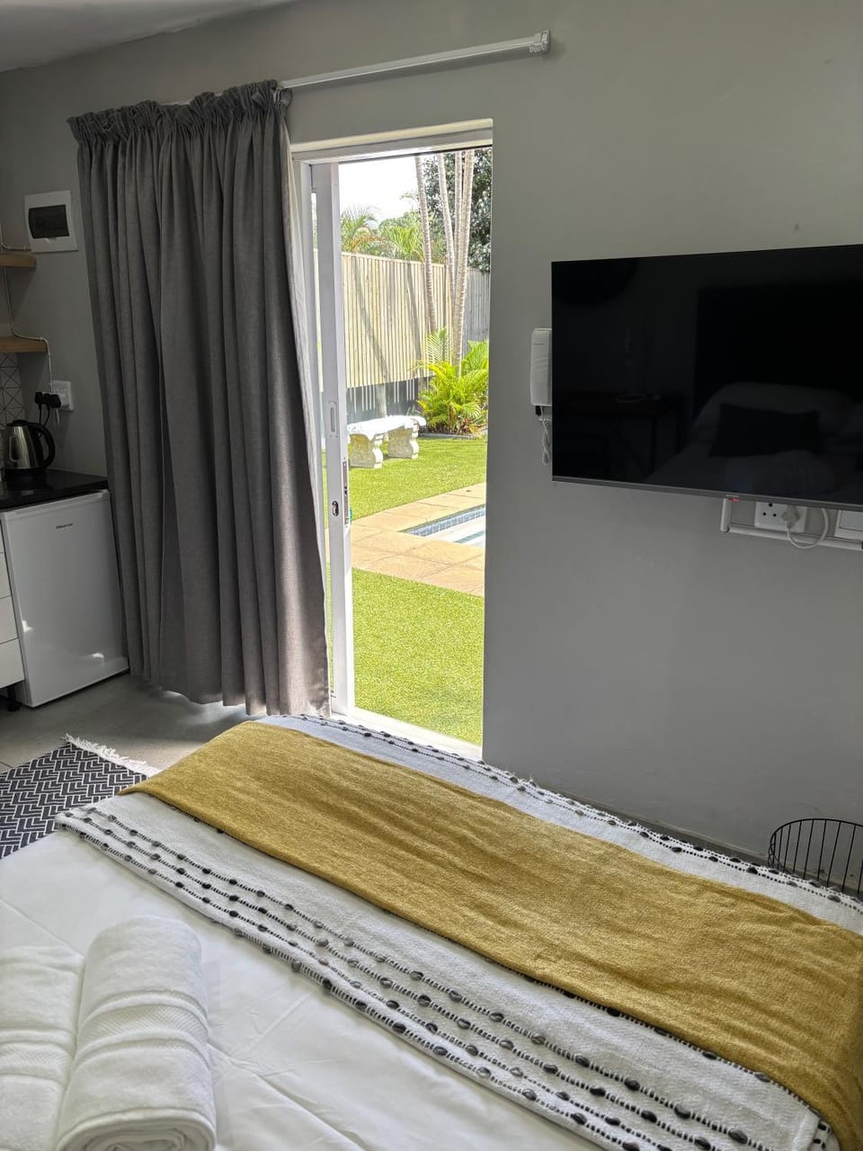 Bed, TV and multimedia, Bedroom