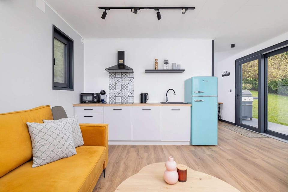 Coffee/tea facilities, Kitchen or kitchenette, Living room, Seating area, stove