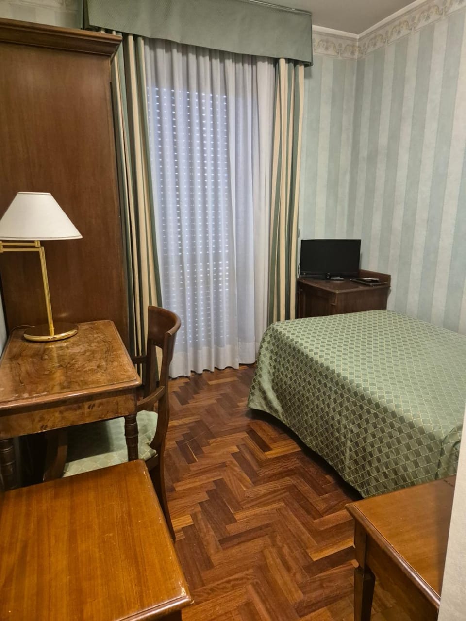 Bed, TV and multimedia, Photo of the whole room