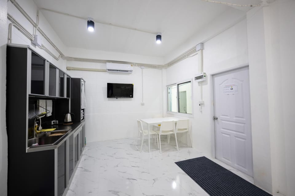 Restaurant/places to eat, Kitchen or kitchenette