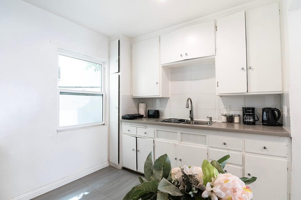 Affordable 1BR apt near Beverly Hills Apartment in Beverly Hills
