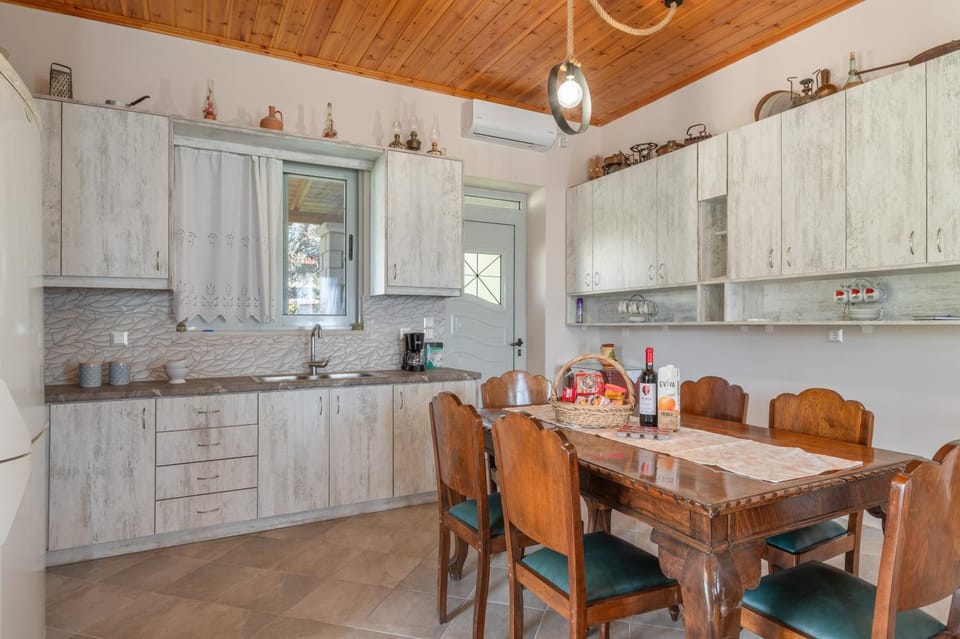 Property building, Kitchen or kitchenette, Living room