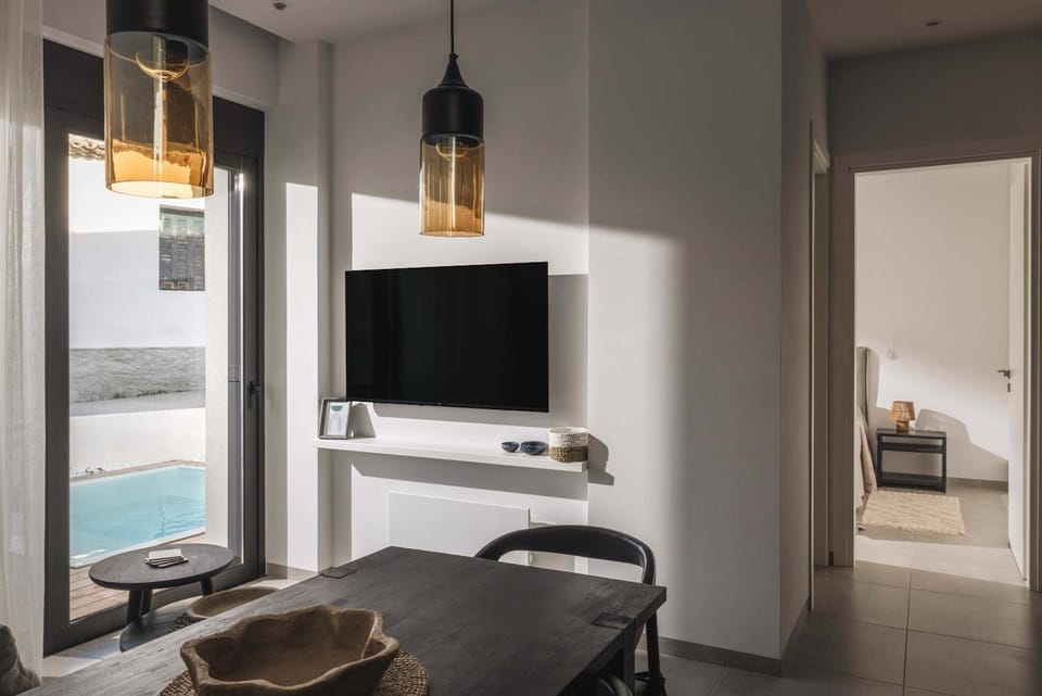 TV and multimedia, Living room, Photo of the whole room, Seating area, Dining area