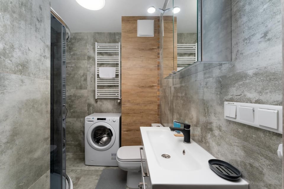 Shower, Bathroom, towels, washing machine