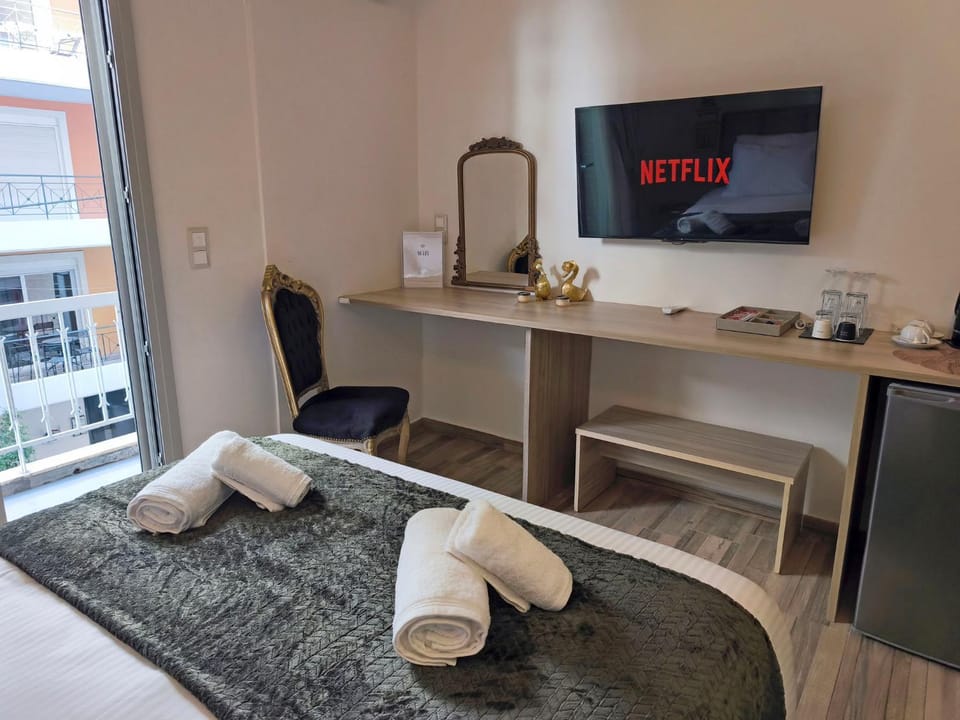 Bed, TV and multimedia, Photo of the whole room, towels