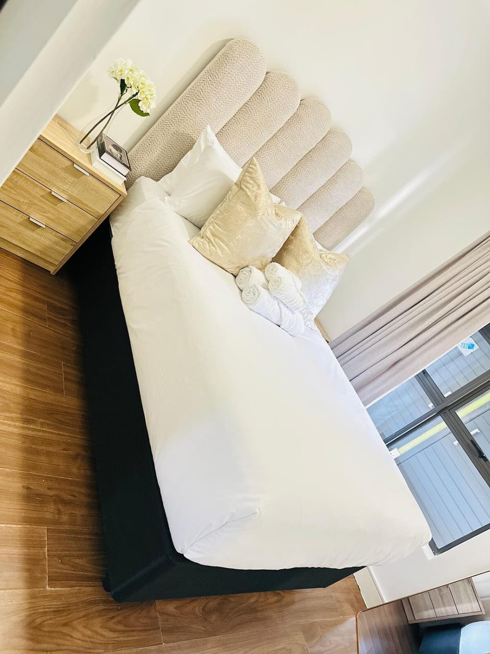 Cozy Sandton Stay WiFi-Free- Parking-Balcony-Study Apartment in Sandton
