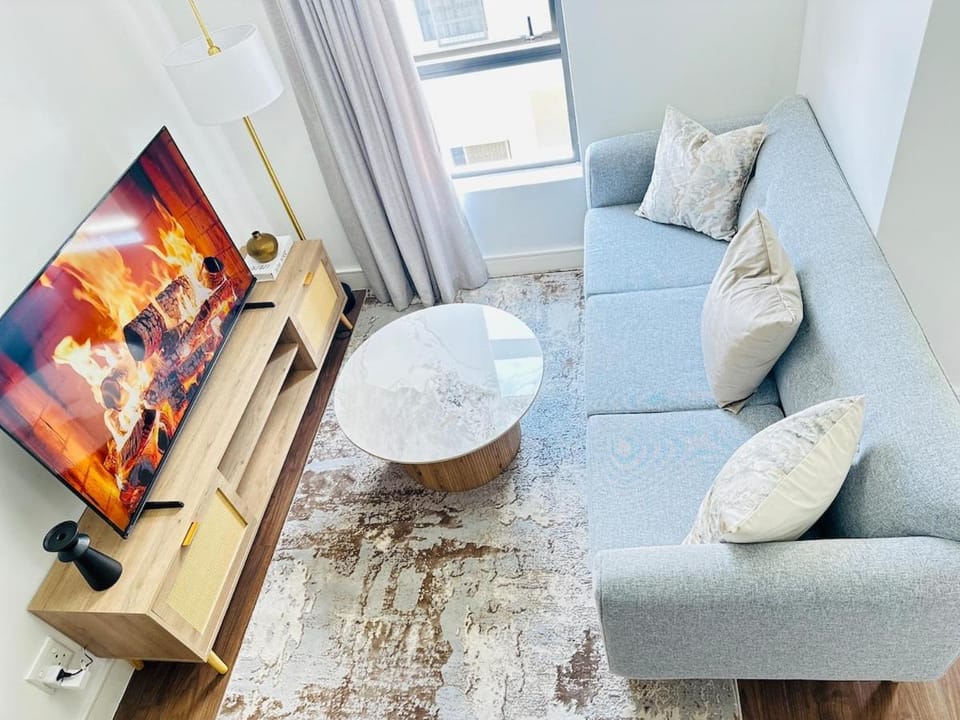 Cozy Sandton Stay WiFi-Free- Parking-Balcony-Study Apartment in Sandton