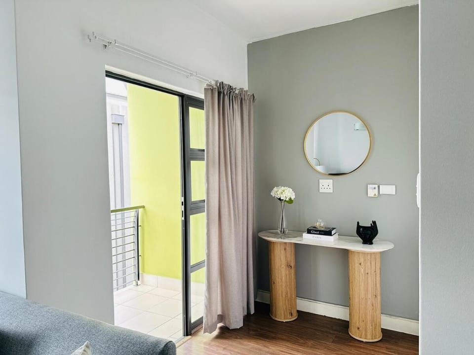 Cozy Sandton Stay WiFi-Free- Parking-Balcony-Study Apartment in Sandton