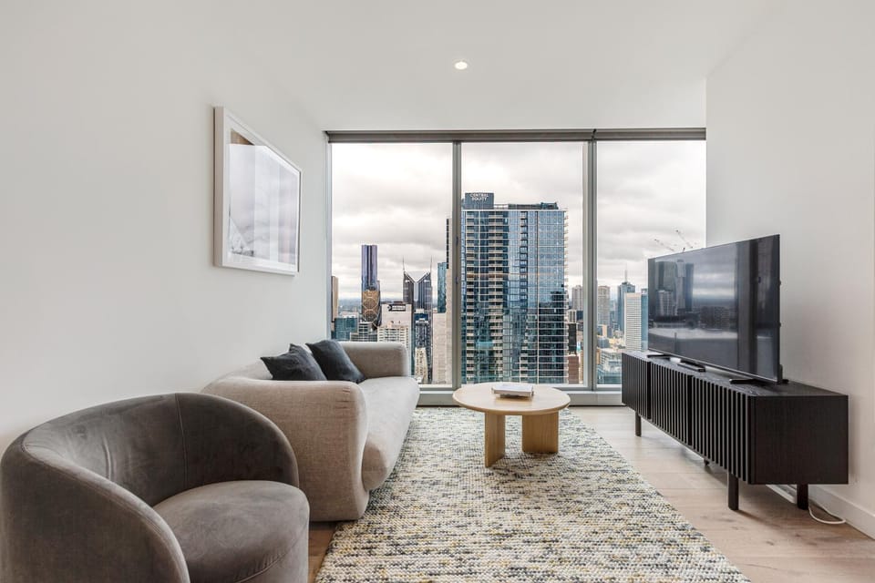 Property building, Communal lounge/ TV room, TV and multimedia, Living room, Seating area, Evening entertainment, City view