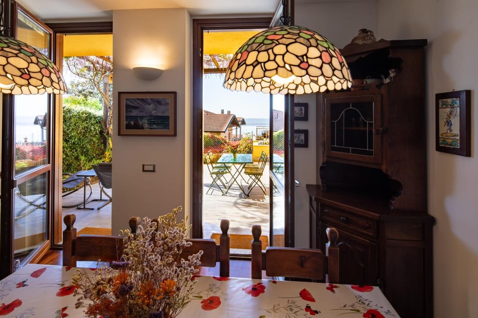 Living room, Dining area, Lake view
