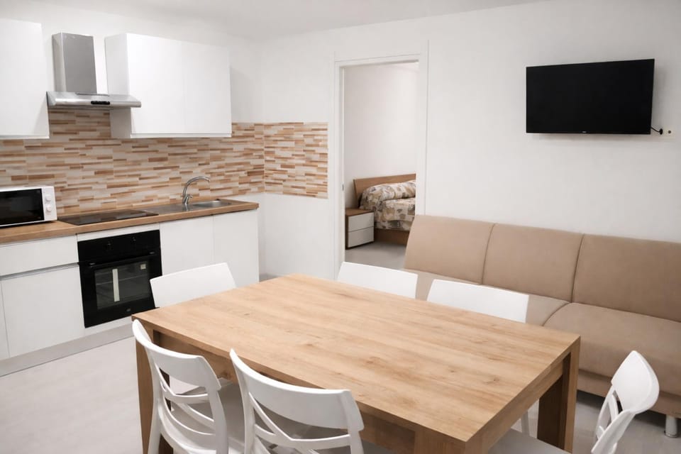 Communal lounge/ TV room, TV and multimedia, Kitchen or kitchenette, Living room, Seating area, Dining area, oven, pet friendly, stove