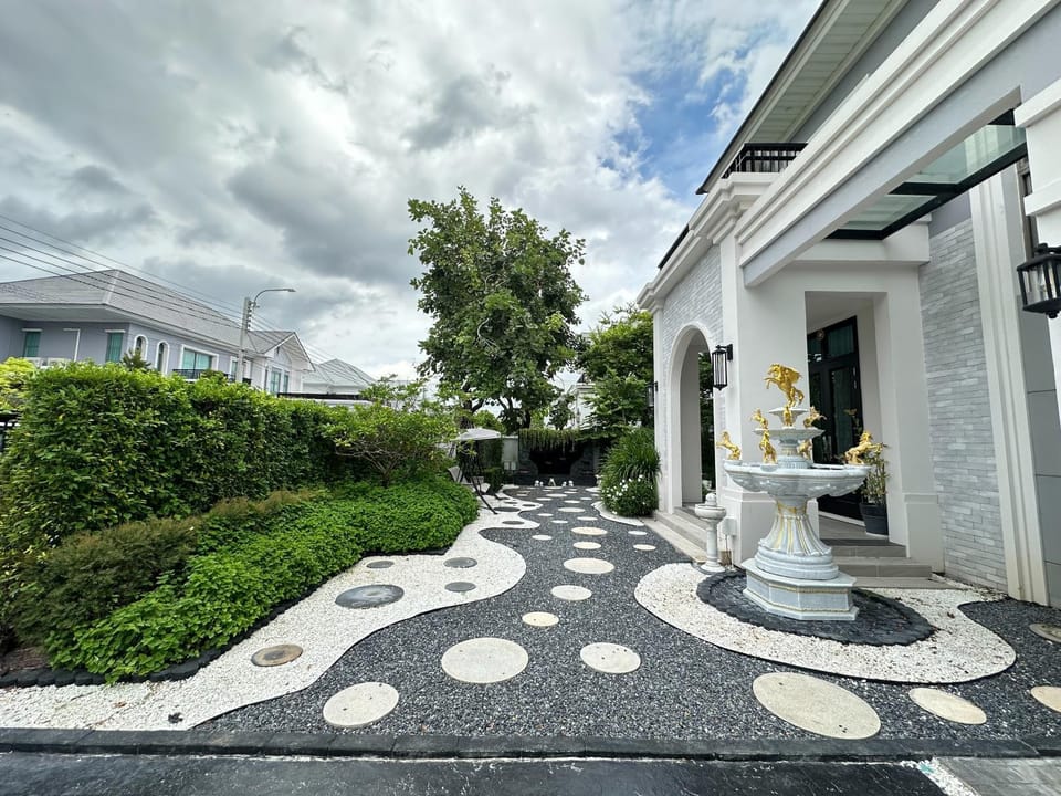 Property building, Day, Garden, Garden view