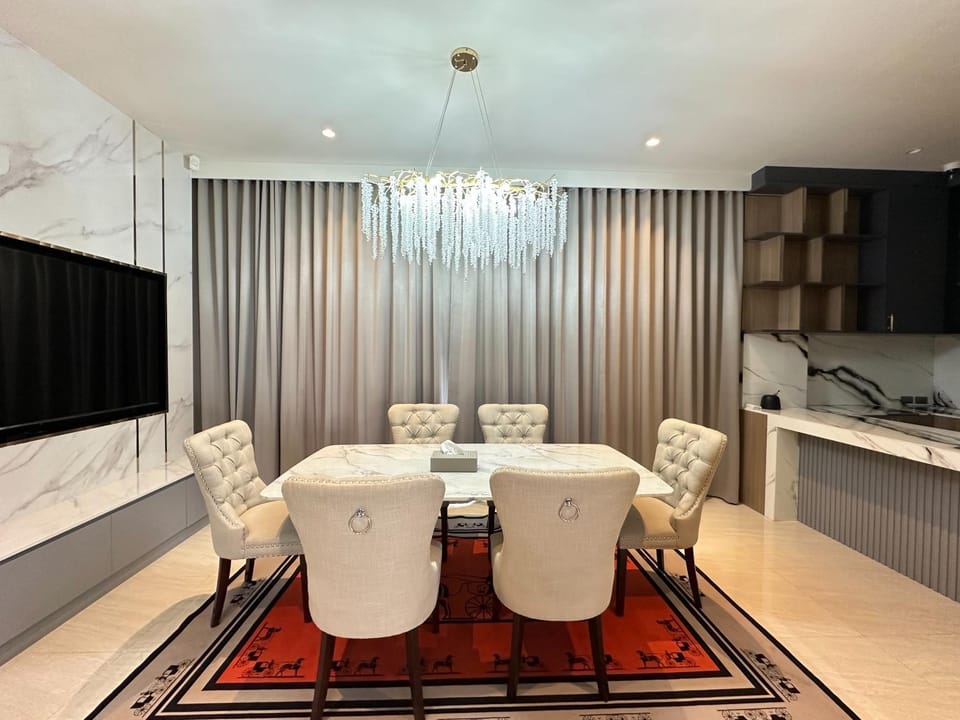 TV and multimedia, Kitchen or kitchenette, Living room, Seating area, Dining area