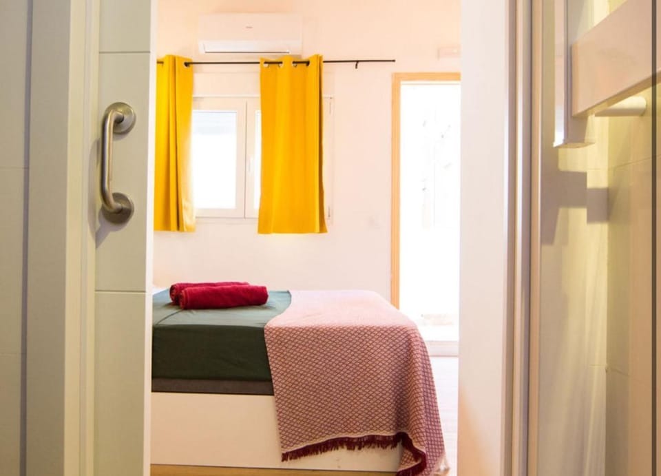 Habitación con baño privado plus 10 Bed and Breakfast in Alicante