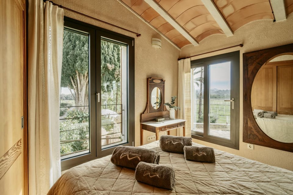 Photo of the whole room, Garden view