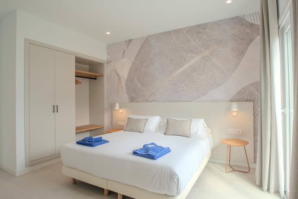 Bed, Bathroom, Bedroom, Garden view, heating, internet, safe, wardrobe