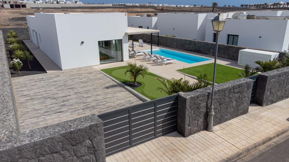 Facade/entrance, Minigolf, Solarium, Table tennis, Swimming pool, Parking, heating, internet, air conditioner