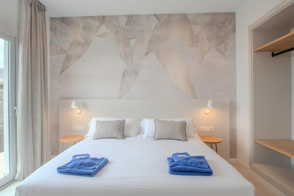Bed, Bathroom, Bedroom, Garden view, heating, internet, safe, wardrobe, air conditioner