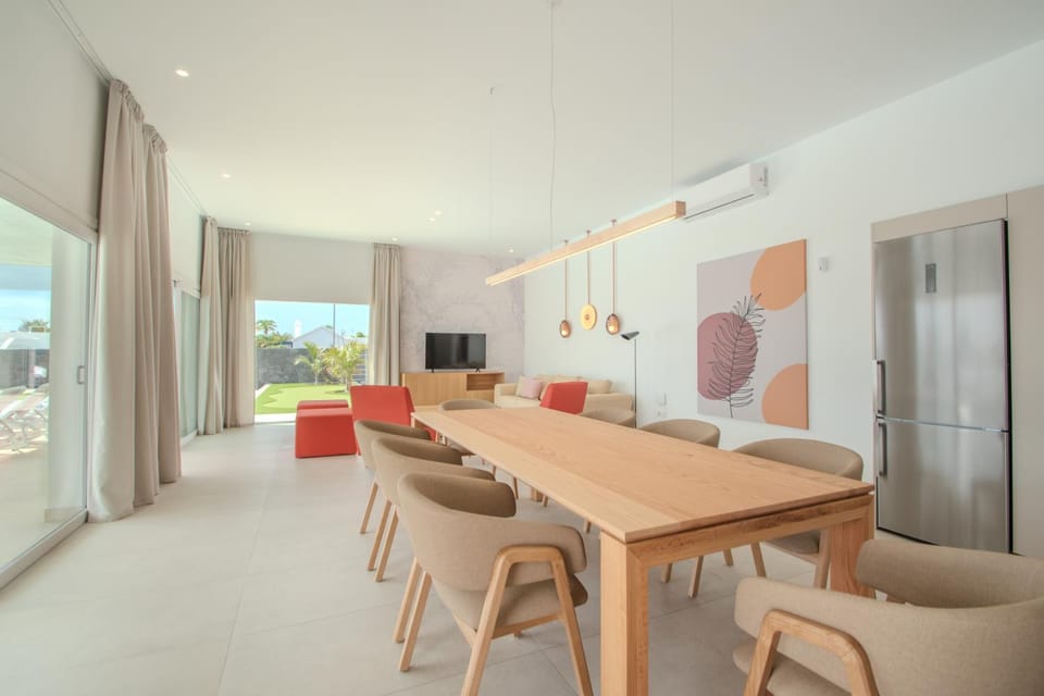 TV and multimedia, Kitchen or kitchenette, Dining area, Pool view, heating, internet, kitchen, air conditioner