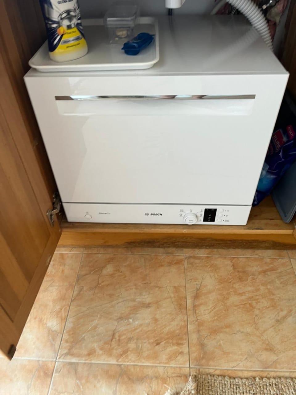 Kitchen or kitchenette, dishwasher